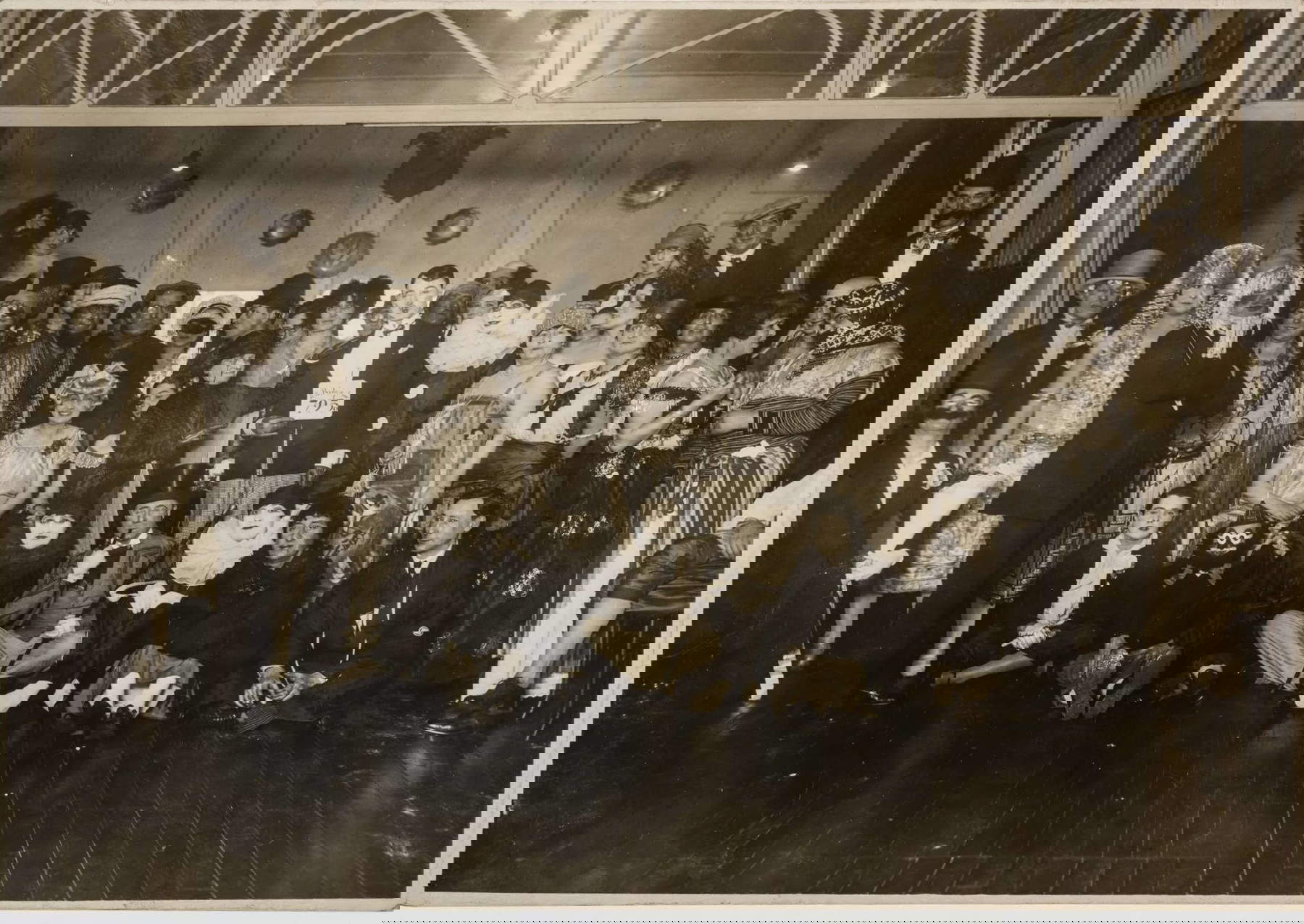 Marc Louis René Vaux, Ballo per le nozze d'argento della Galerie B. Weill al ristorante Dagorno a La Villette, 28 dicembre 1926: al centro, Berthe Weill porta un monocolo (fotografia, 16,1 × 29 cm; Collezione privata). Foto: Musée d'Orsay/ Allison Bellido / © Centre Pompidou - MNAM / CCI - Bibliothèque Kandinsky