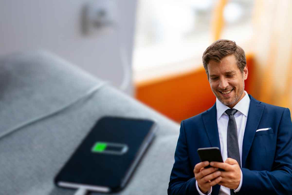 Si carica in 30 minuti ed è leggerissimo: arriva il telefono del secolo, è già corsa all'acquisto