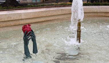 Una strana scultura appare nella fontana della piazza: svelato il mistero sull'autore