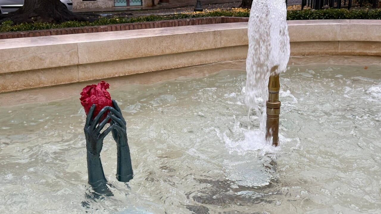 Una strana scultura appare nella fontana della piazza: svelato il mistero sull'autore