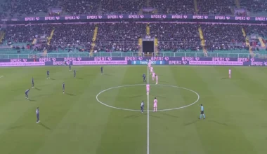 Una partita di calcio in uno stadio