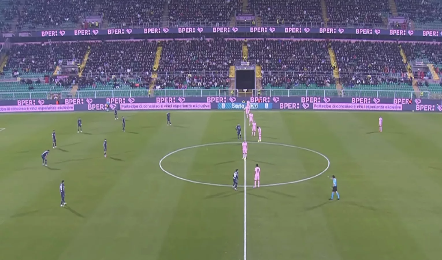 Una partita di calcio in uno stadio