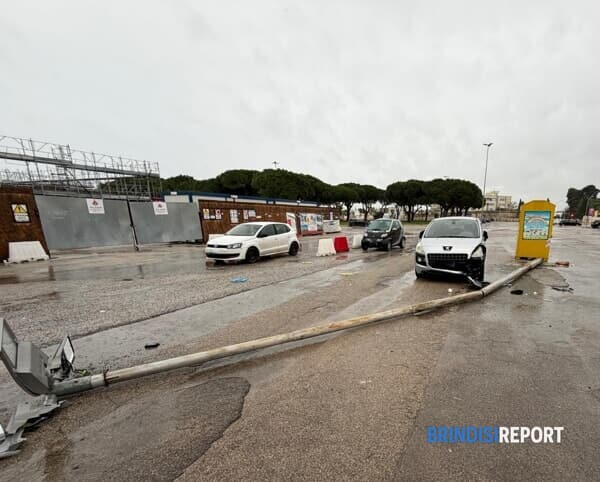 Palo caduto su auto in sosta a Parco Bove, Brindisi