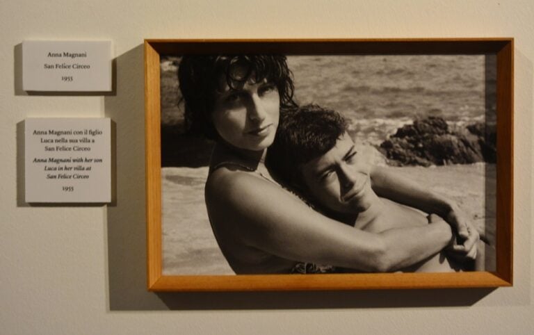 Paolo Di Paolo. Fotografie ritrovate, Palazzo Ducale, Genova, 2025. Anna Magnani nella sua villa con il figlio Luca, San Felice Circeo, 1955. Photo Linda Kaiser