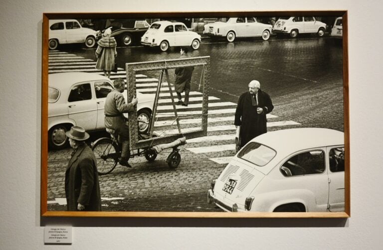 Paolo Di Paolo. Fotografie ritrovate, Palazzo Ducale, Genova, 2025. Giorgio de Chirico a piazza di Spagna, Roma, 1962. Photo Linda Kaiser