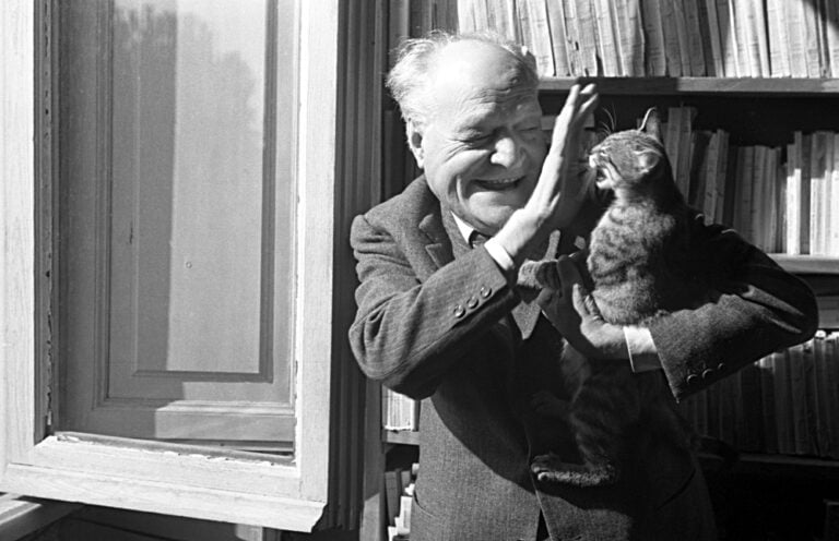 Paolo Di Paolo. Fotografie ritrovate, Palazzo Ducale, Genova, 2025. Giuseppe Ungaretti in casa, Roma, 1956. Photo Linda Kaiser