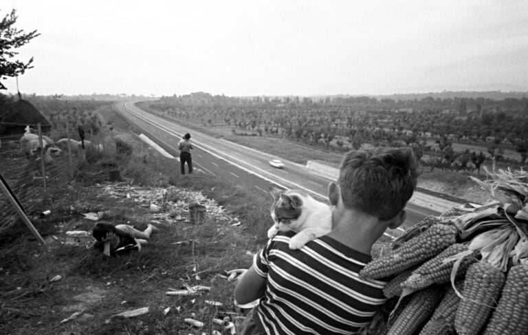Paolo Di Paolo. Fotografie ritrovate, Palazzo Ducale, Genova, 2025. Inaugurazione dell’Autostrada del Sole, 1964. Photo Linda Kaiser