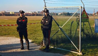 Fano, si intrecciano i paracadute durante il lancio: due morti