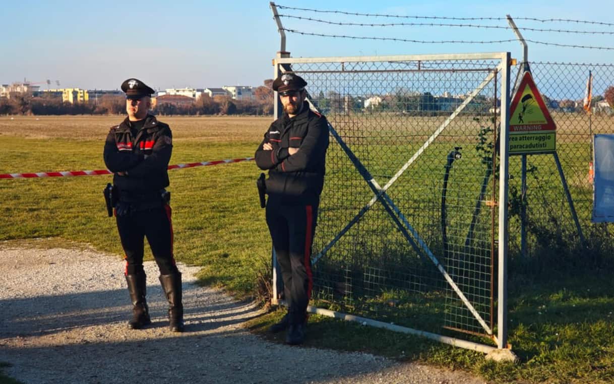 Fano, si intrecciano i paracadute durante il lancio: due morti