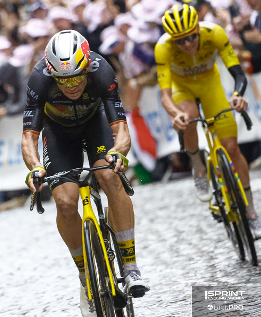 Tour de France 2025, Parigi, Montmartre, Wout Van Aert attacca, alle spalle c'è Tadej Pogacar