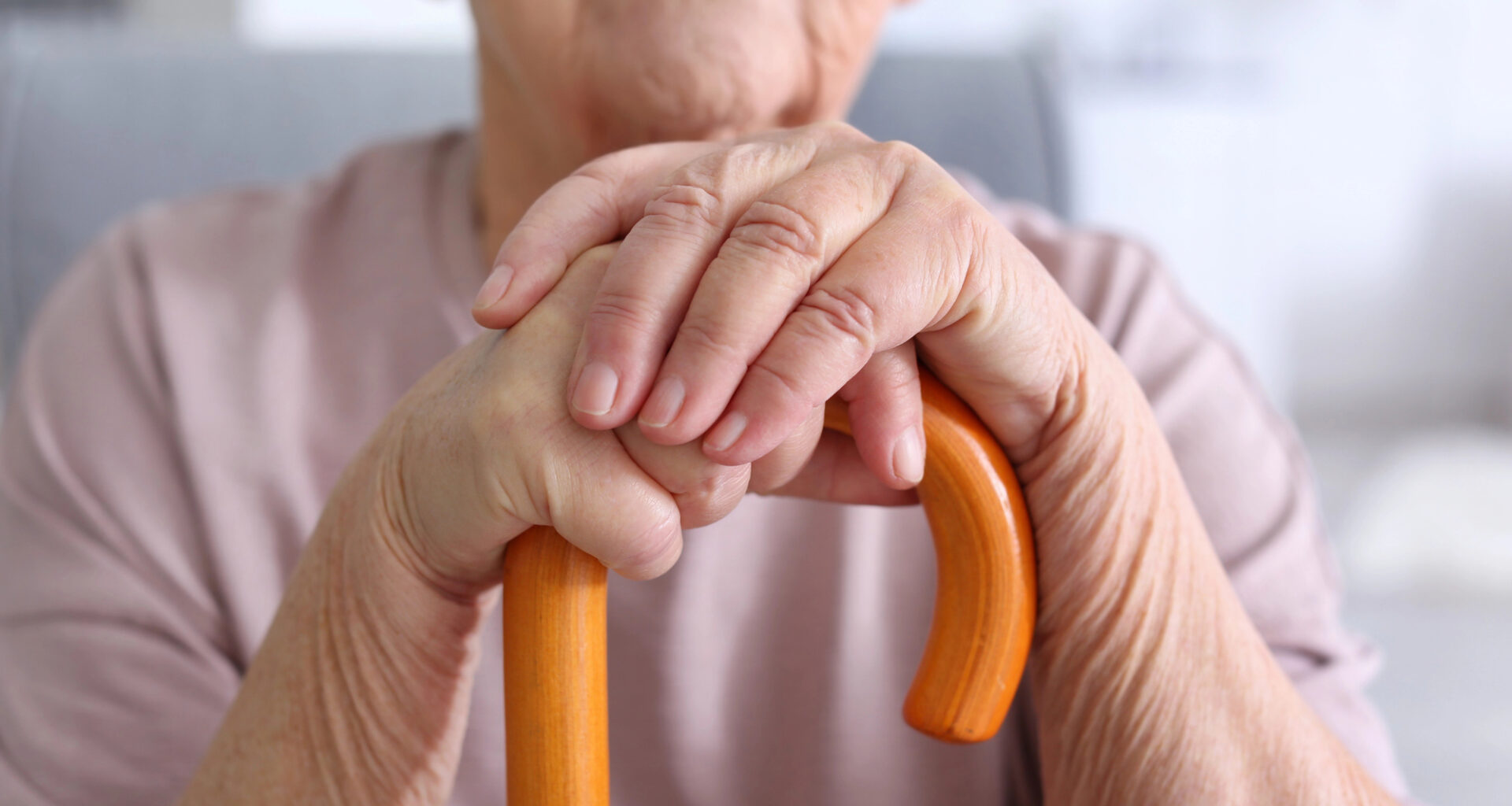 persona donna anziani mani Depositphotos_139787852_L