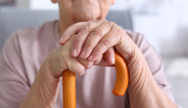 persona donna anziani mani Depositphotos_139787852_L