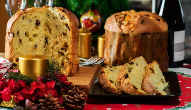 dolce tipico natalizio italiano panettone sul tavolo con decorazioni natalizie natale; concept: Lidl