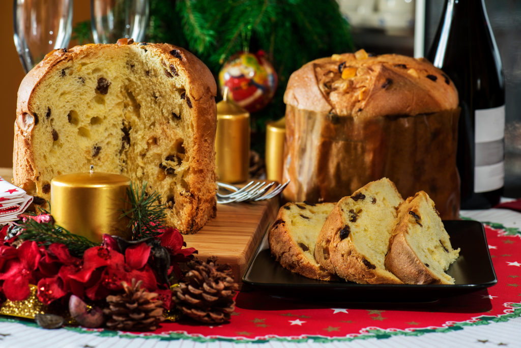 dolce tipico natalizio italiano panettone sul tavolo con decorazioni natalizie natale; concept: Lidl