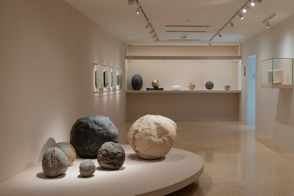 &copy; Mani-Fattura: le ceramiche di Lucio Fontana, 11.10.2025 &ndash; 02.03.2026, Collezione Peggy Guggenheim. Ph. Claudia Corrent