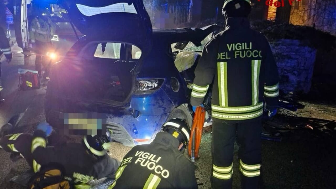 Schianto nella notte, muore un 19enne: tre ragazzi in ospedale