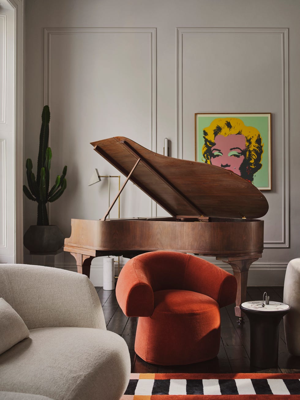 una casa clasica con decoracion moderna y calida