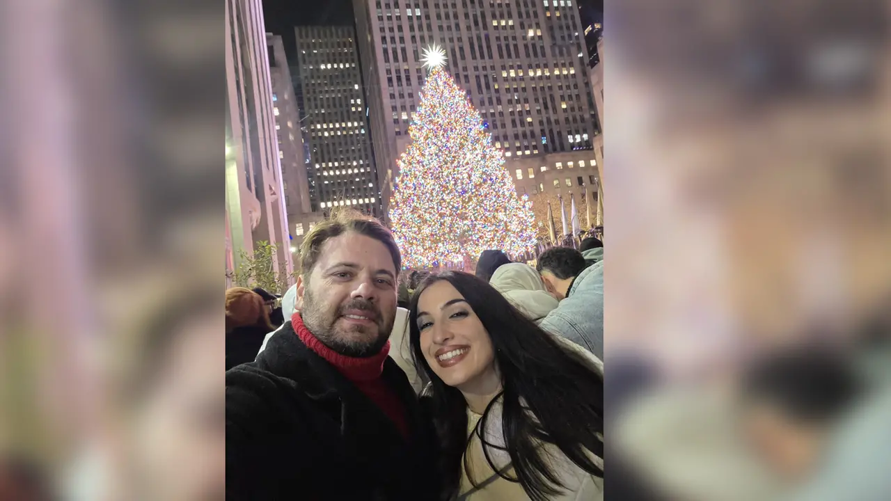 Piero Armenti e Martina Maceratesi, sullo sfondo il grande albero di Natale di New York