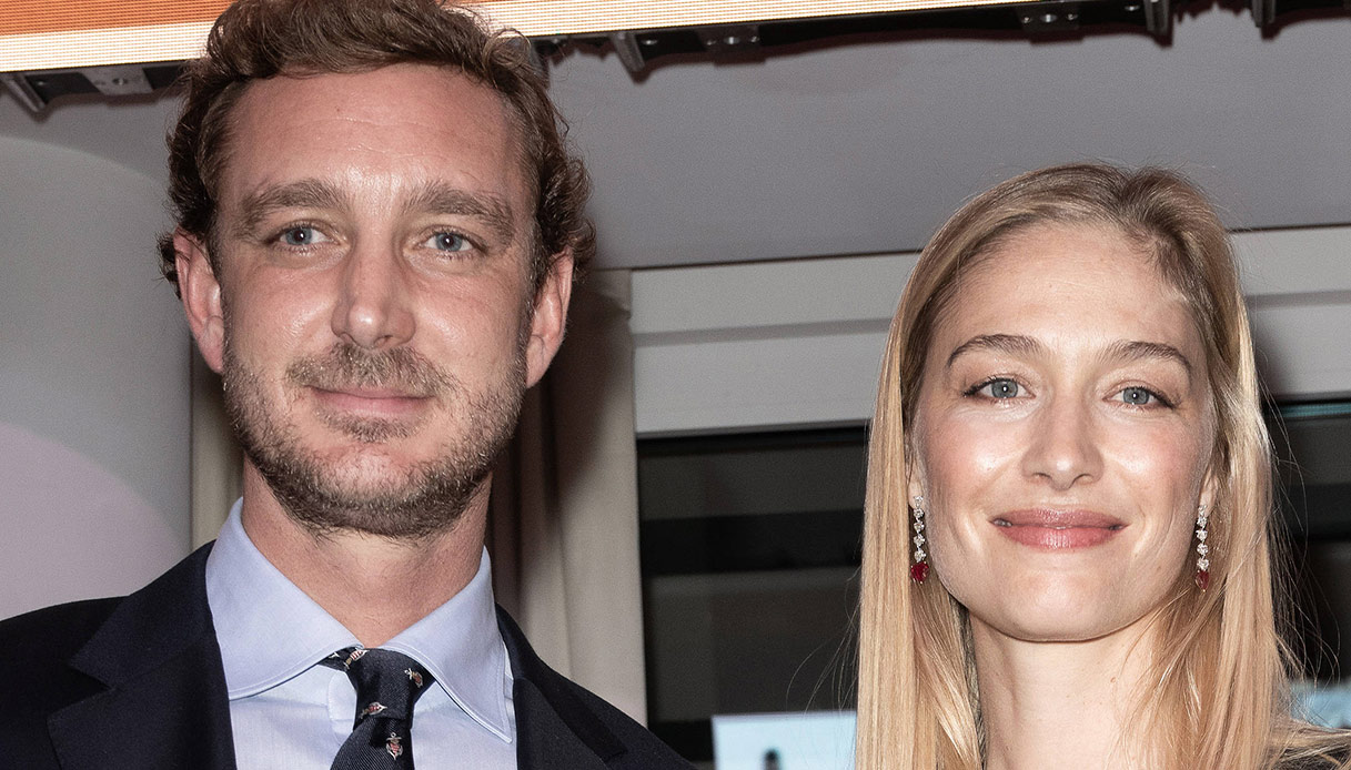 Beatrice Borromeo ad alta seduzione con Pierre Casiraghi: look scintillante e trasparente