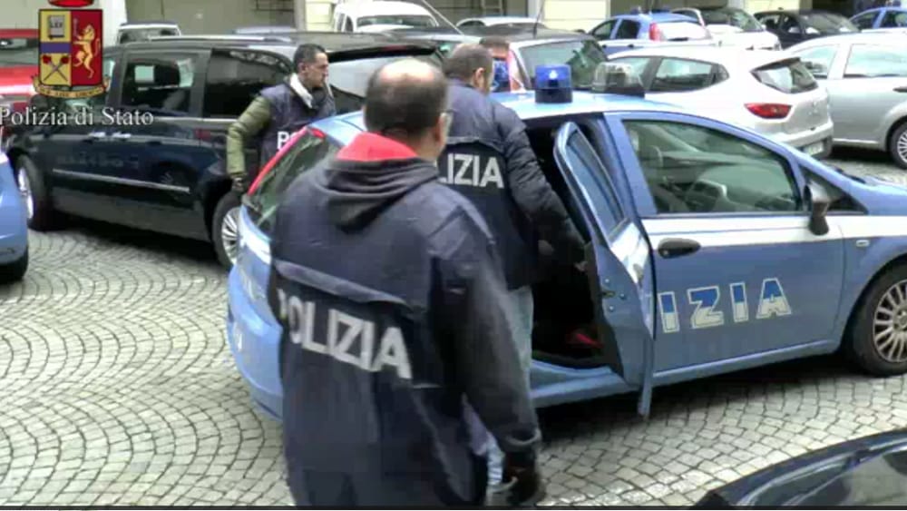 Uomo sequestrato e costretto a sottoscrivere finanziamenti per ottenere telefoni cellulari da rivendere: tre arresti a Torino