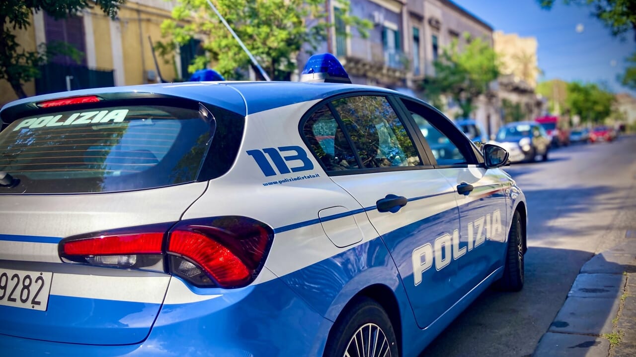 Viaggi e gioielli per superare il concorso in polizia. Così si diventa agenti con il sindacato "amico"