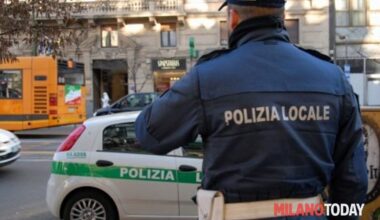 Terrore a Milano, minaccia di far saltare in aria l’auto della polizia locale e aggredisce un passante: arrestato