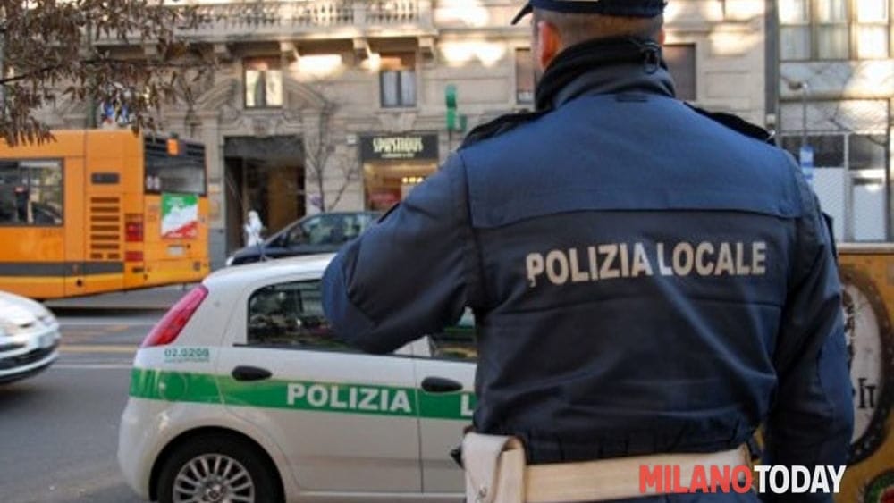 Terrore a Milano, minaccia di far saltare in aria l’auto della polizia locale e aggredisce un passante: arrestato