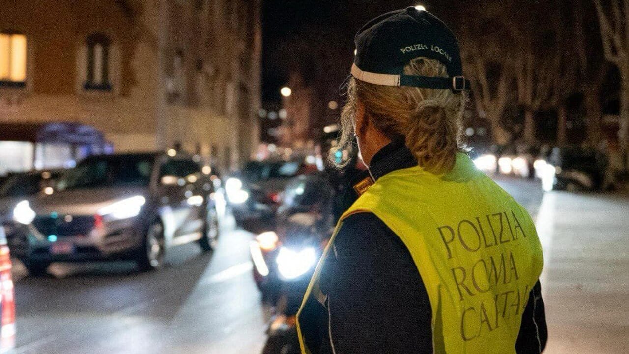 Ubriaco alla guida si scontra con una moto e fugge lasciando due feriti