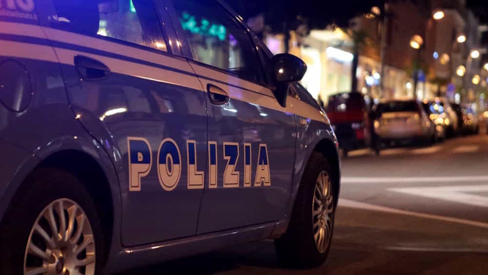 Si nasconde dietro l'auto dell'ex moglie, suona l'allarme del braccialetto elettronico: arrestato