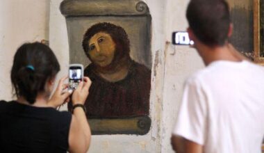 È morta la donna che restaurò così male un dipinto di Cristo da renderlo prima un meme, poi un'attrazione turistica