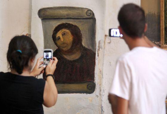 È morta la donna che restaurò così male un dipinto di Cristo da renderlo prima un meme, poi un'attrazione turistica