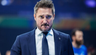 Gianmarco Pozzecco verso la panchina del Galatasaray