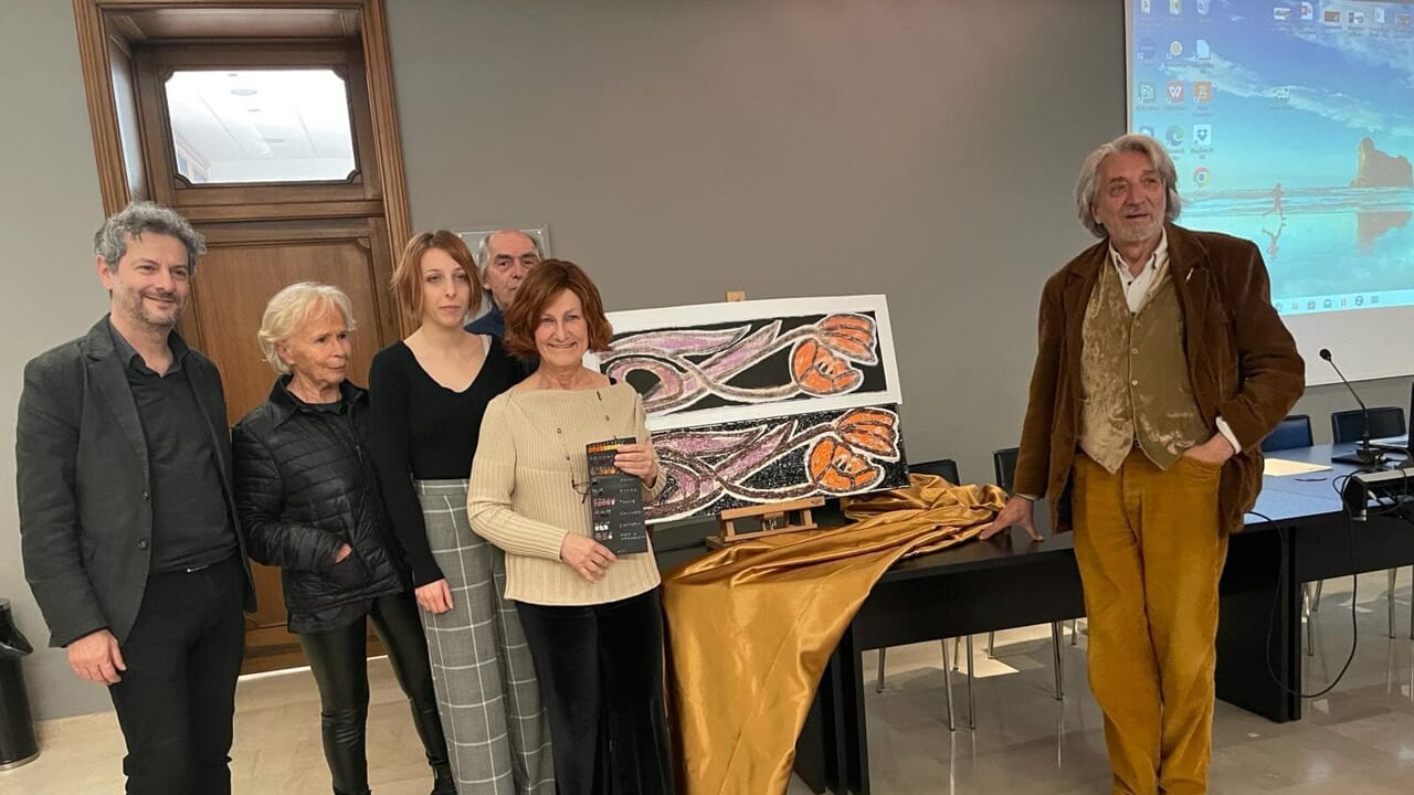 il mosaico “Tulips” dalla città dei mosaici alla tomba del maestro della Pop Art