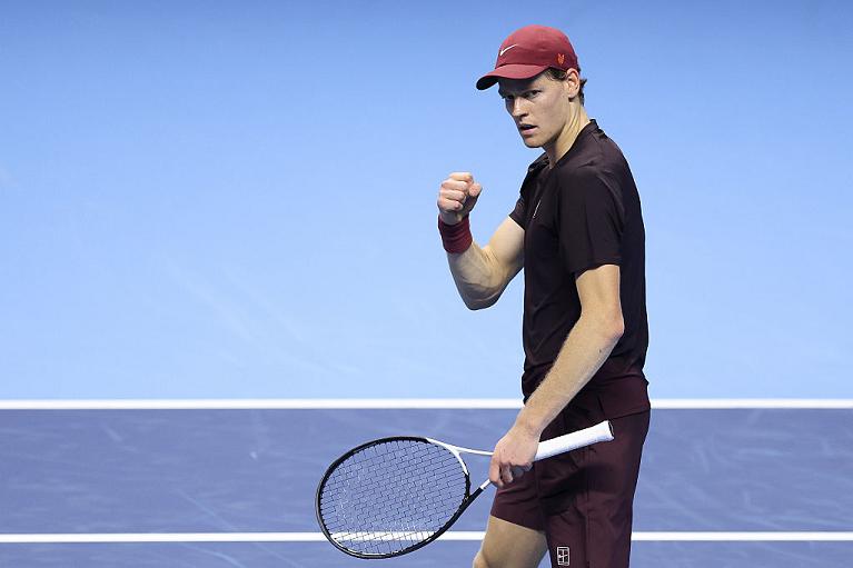 Sinner e Halep, allenamento fra campioni a Dubai: VIDEO