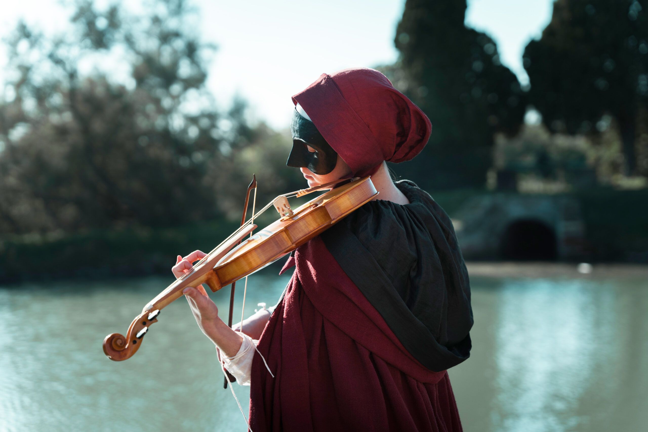 Film consigliati: “Primavera”, l’opera in rosso di Damiano Michieletto, è un esordio eccellente- immagine 4