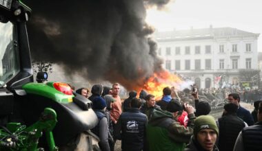 Scontri a Bruxelles alla protesta dei trattori, la polizia usa lacrimogeni. FOTO - Sky TG24