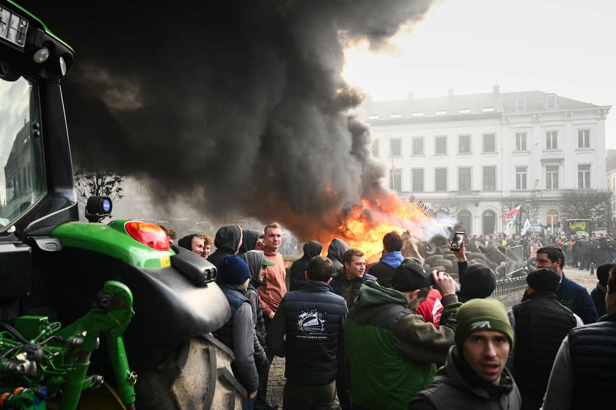 Scontri a Bruxelles alla protesta dei trattori, la polizia usa lacrimogeni. FOTO - Sky TG24
