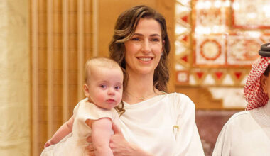 Rajwa di Giordania, il biglietto di auguri per il 2026 è una sfida a quello di Rania