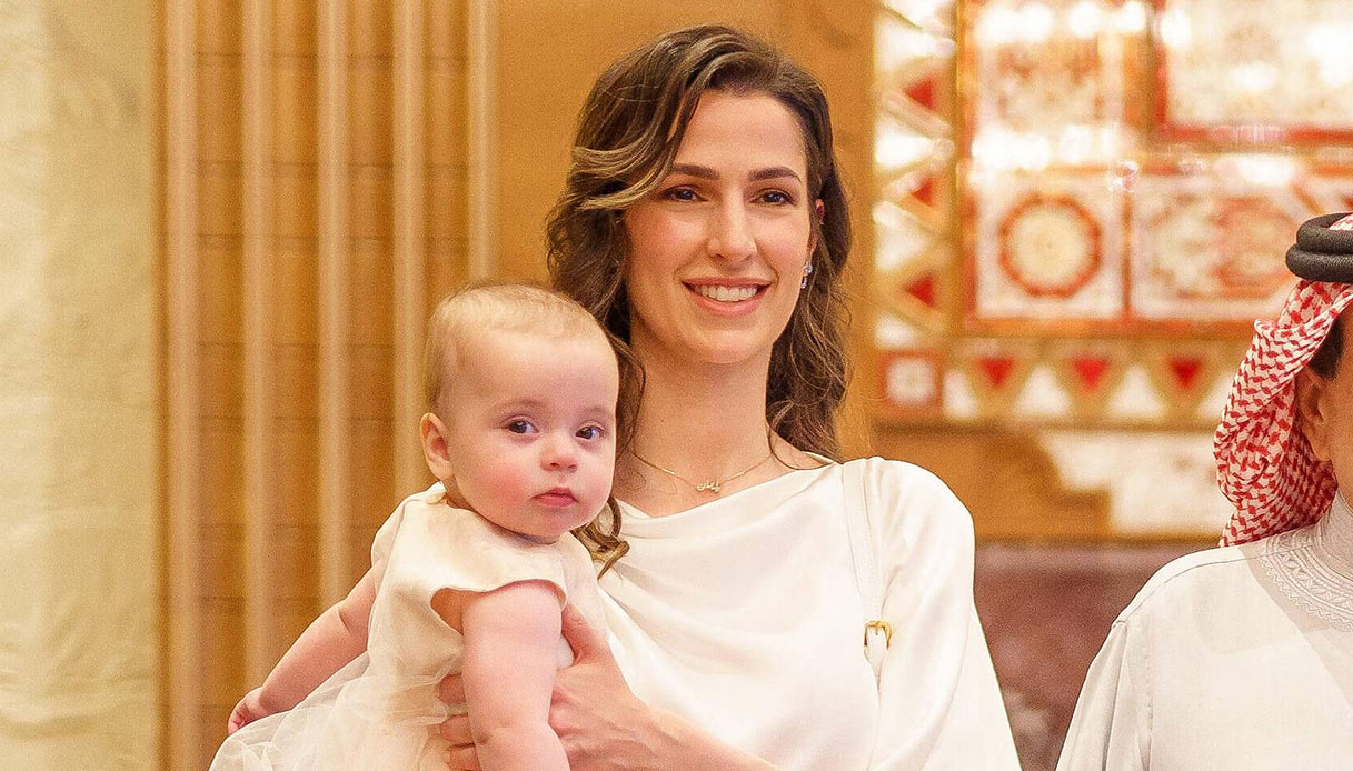 Rajwa di Giordania, il biglietto di auguri per il 2026 è una sfida a quello di Rania