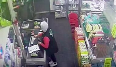 Rapina in un supermercato in centro a Milano finisce nel sangue: accoltellato un cassiere