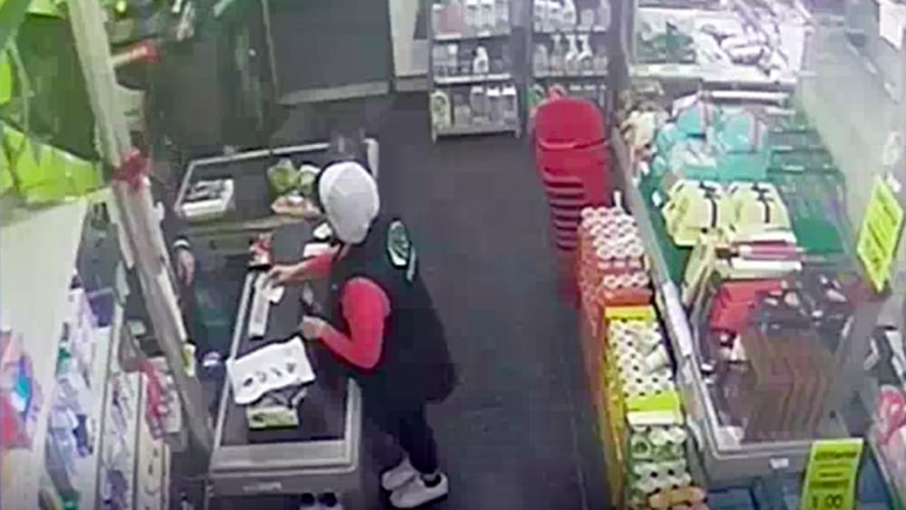 Rapina in un supermercato in centro a Milano finisce nel sangue: accoltellato un cassiere