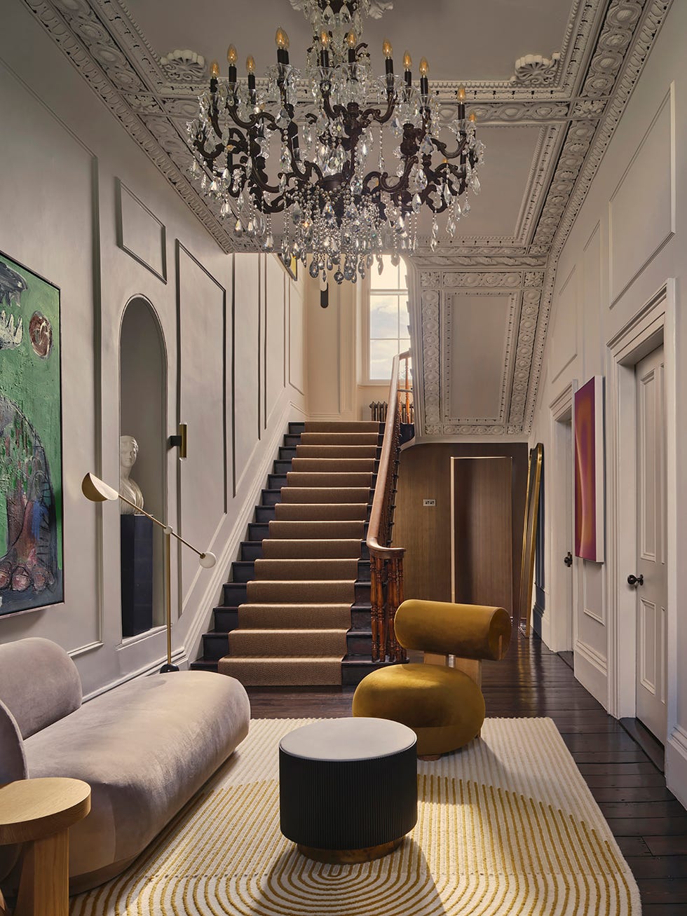 una casa clasica con decoracion moderna y calida