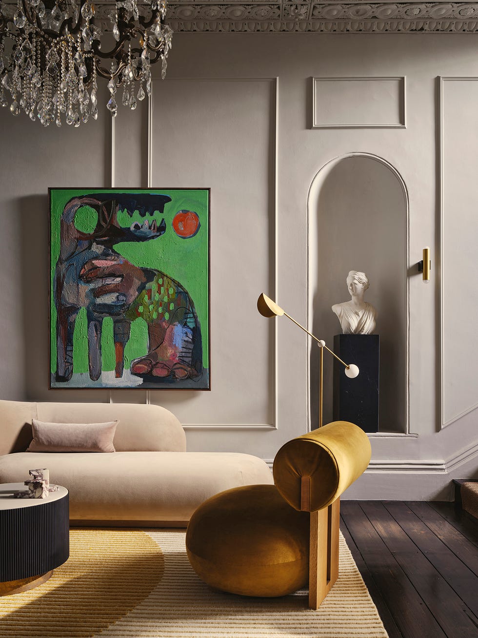 una casa clasica con decoracion moderna y calida