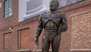 Detroit, inaugurata una statua di Robocop alta oltre 3 metri