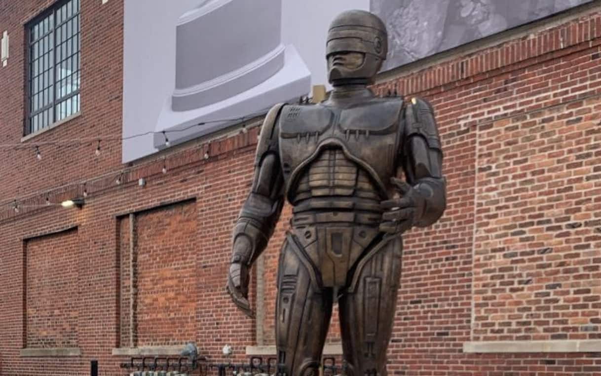 Detroit, inaugurata una statua di Robocop alta oltre 3 metri
