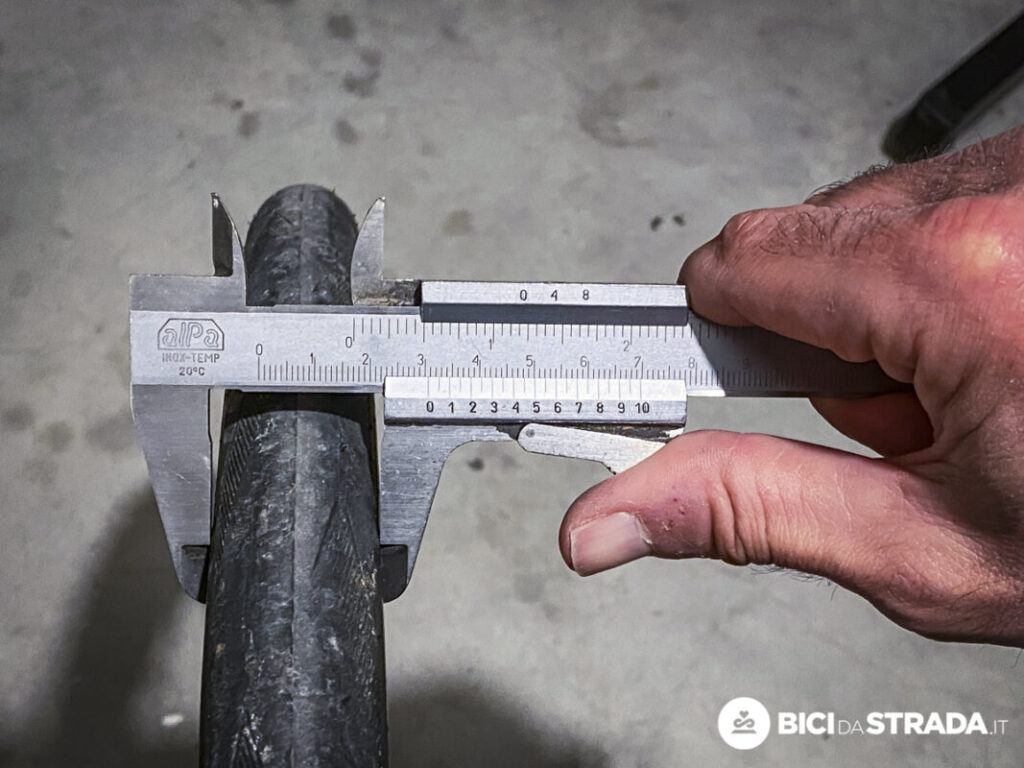 gomma più stretta davanti e più larga dietro sulla bici da corsa