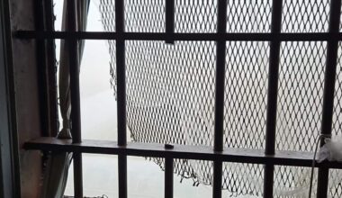 Milano, in fuga il detenuto evaso da carcere Opera: le immagini delle sbarre tagliate