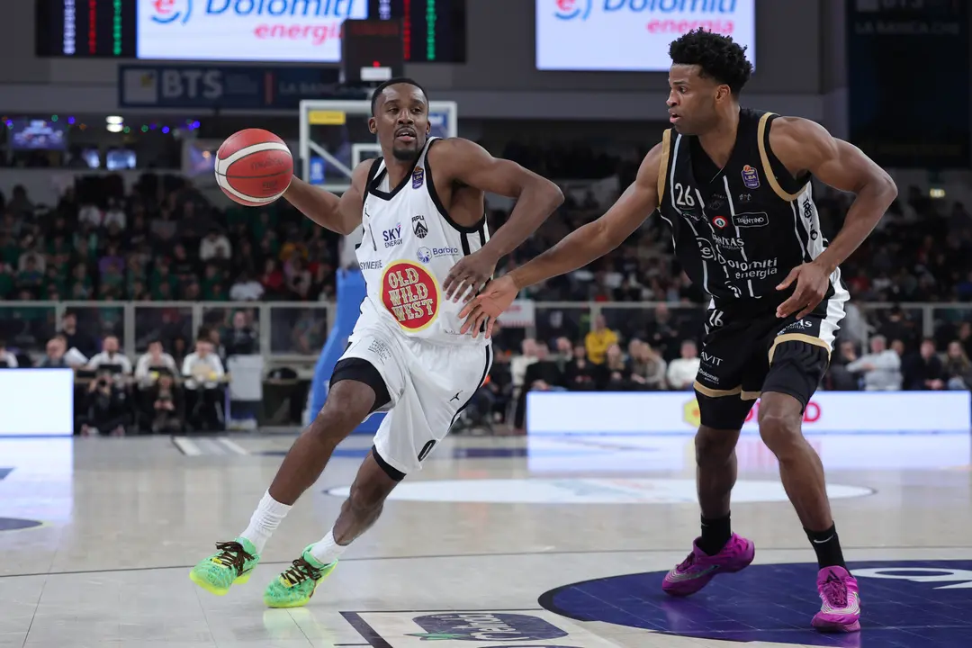 A 13^A: domenica Apu guarda a NA-Cantù e lunedì a MI-Vanoli