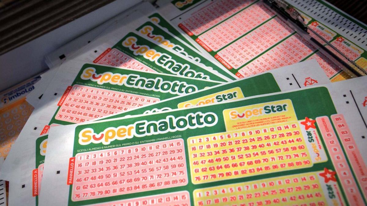 SuperEnalotto oggi, estrazione straordinaria di lunedì 22 dicembre 2025. Ecco la combinazione vincente
