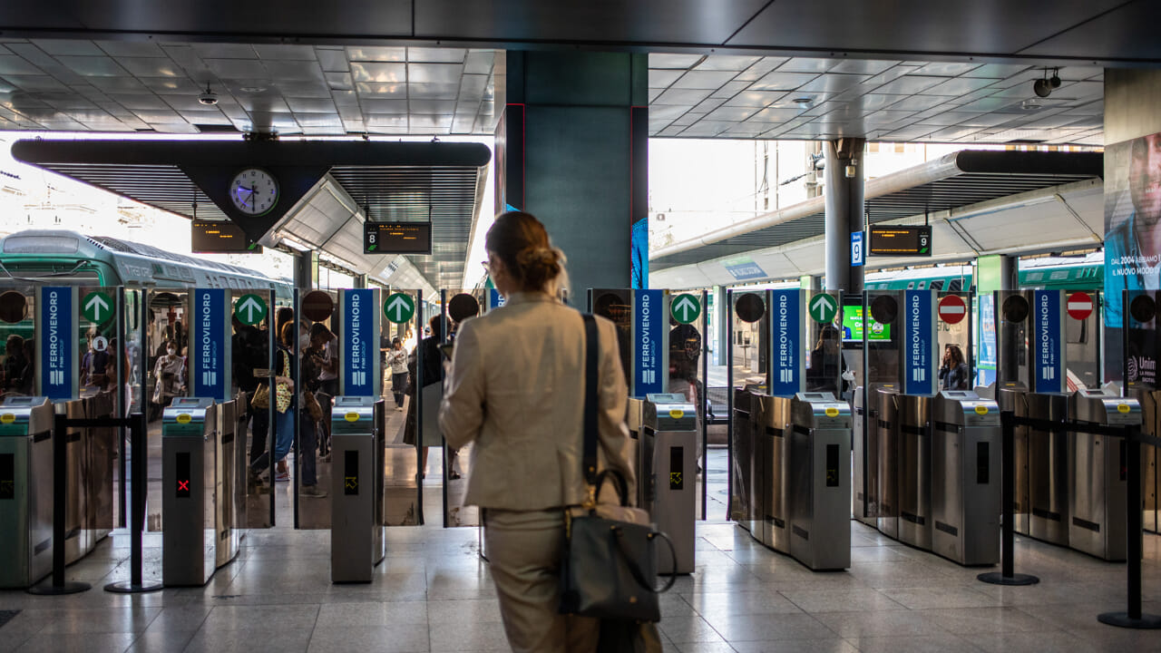 gli orari garantiti da Trenord e Trenitalia e le fasce a rischio
